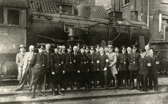 806963 Groepsportret van Duitse officieren tijdens de bezetting van de Centrale Werkplaats van de N.S. te Tilburg.
